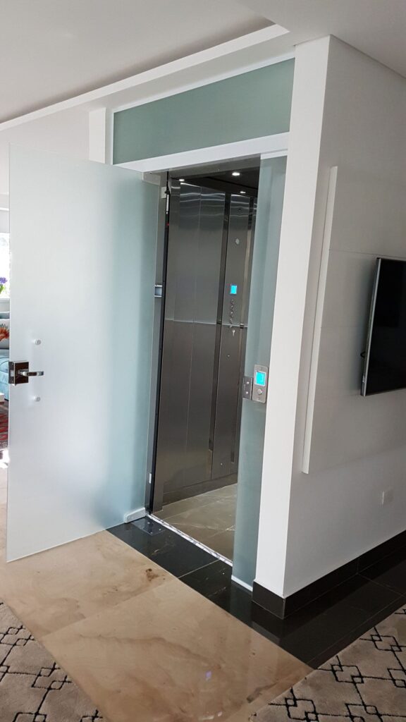 Elevador Plataforma Residencial Comercial Industrial Panorâmico Inox Preto Bege Marrom Cinza Branco Eletromecânico Hidráulico