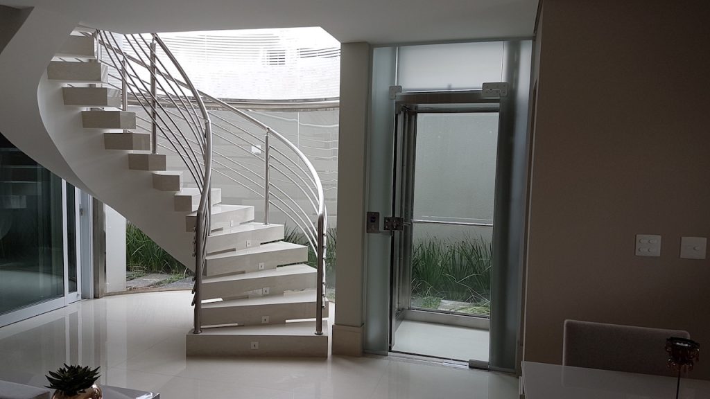 Plataforma de Acessibilidade Panorâmica em Aço Inox Residencial