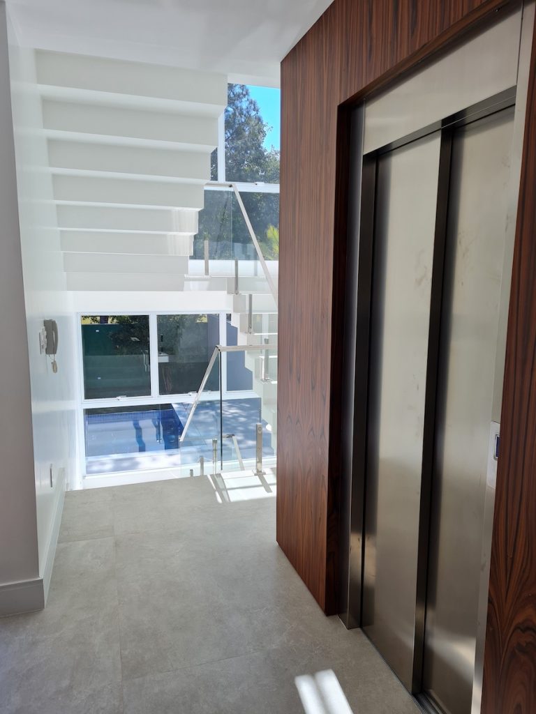 Elevador Residencial de Passageiros Hidráulico em Aço Inox de Alto Padrão