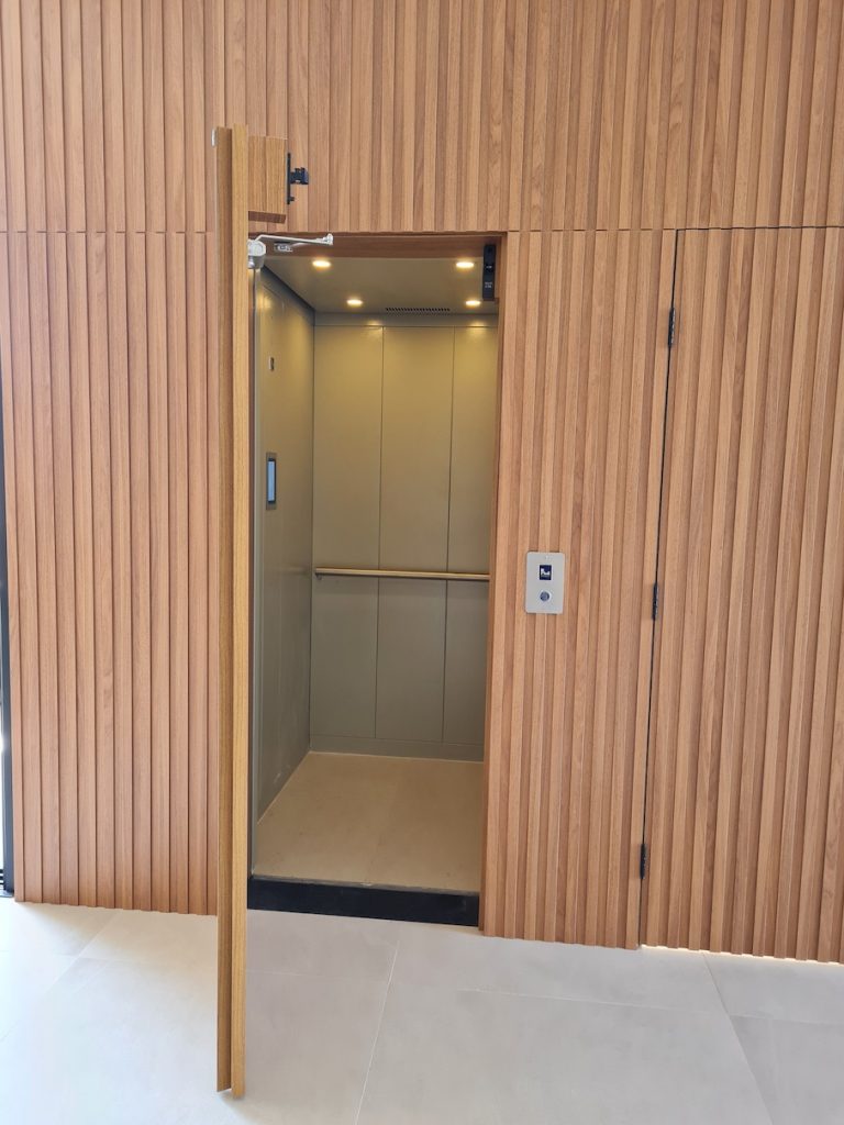 Plataforma de Acessibilidade Residencial em Aço Carbono Bege