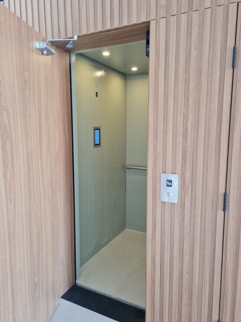Plataforma de Acessibilidade Residencial em Aço Carbono Bege
