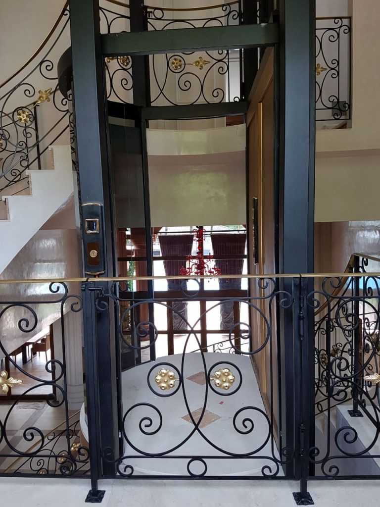 Plataforma de Acessibilidade Panorâmica Dourada Residencial
