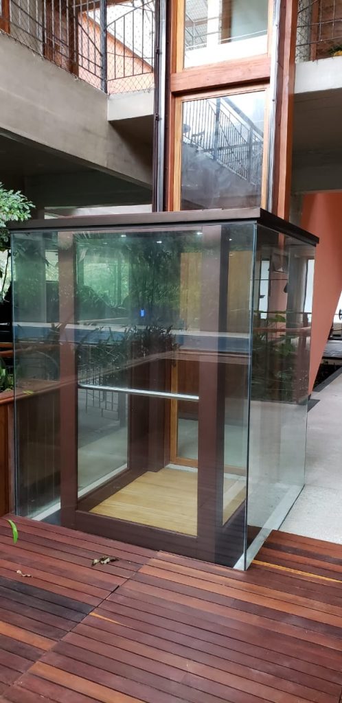 Plataforma de Acessibilidade Panorâmica Residencial Marrom Luxo