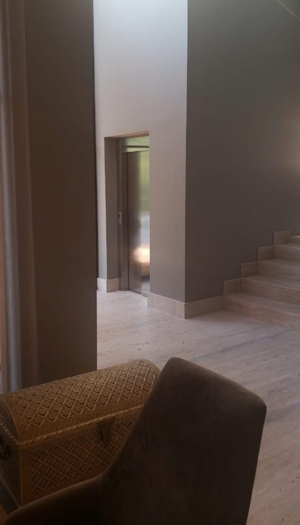 Elevador Residencial de Passageiros Hidráulico em Aço Inox