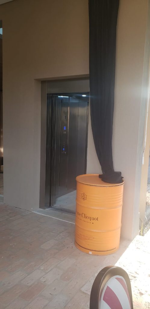 Elevador Residencial de Passageiros Hidráulico em Aço Inox