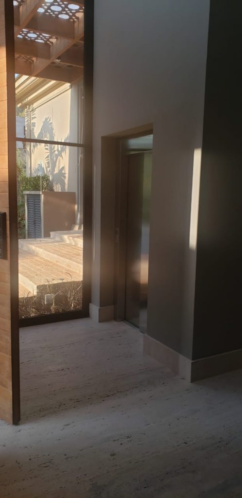 Elevador Residencial de Passageiros Hidráulico em Aço Inox