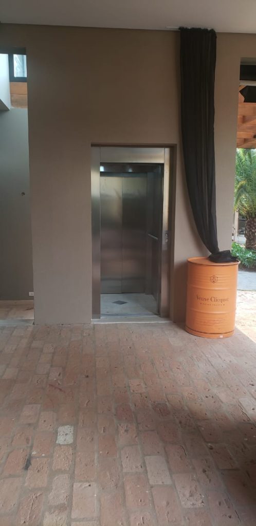 Elevador Residencial de Passageiros Hidráulico em Aço Inox