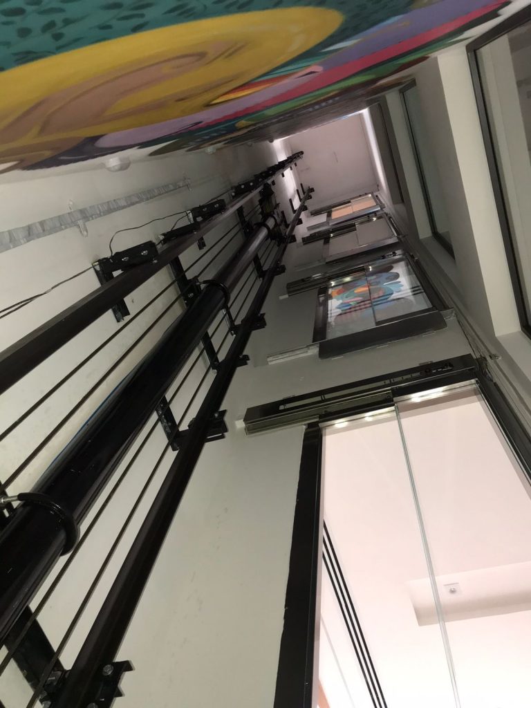 Elevador Residencial Panorâmico Hidráulico em Aço Inox de Alto Padrão