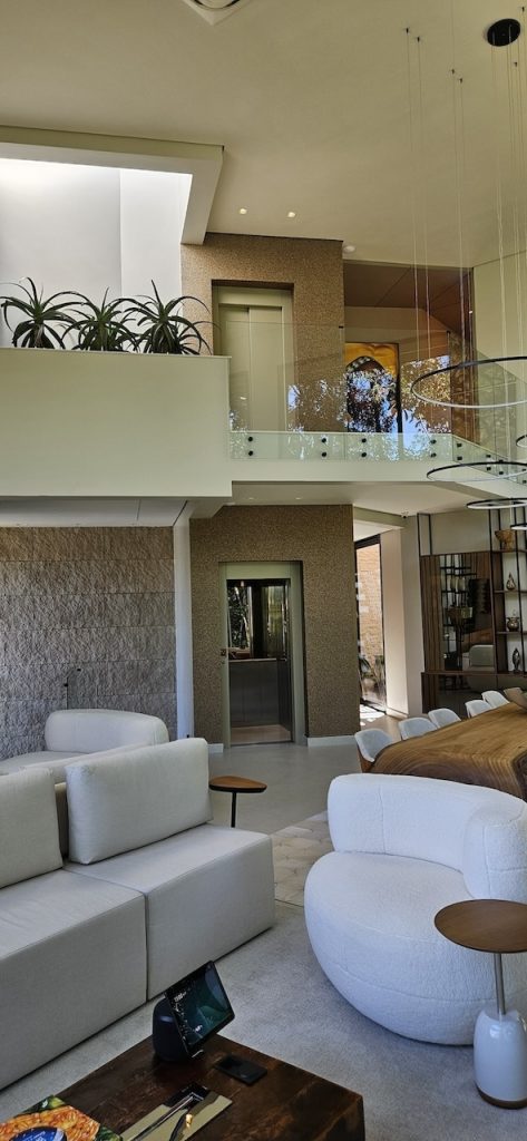 Elevador Residencial de Passageiros Hidráulico em Inox e Aço Carbono
